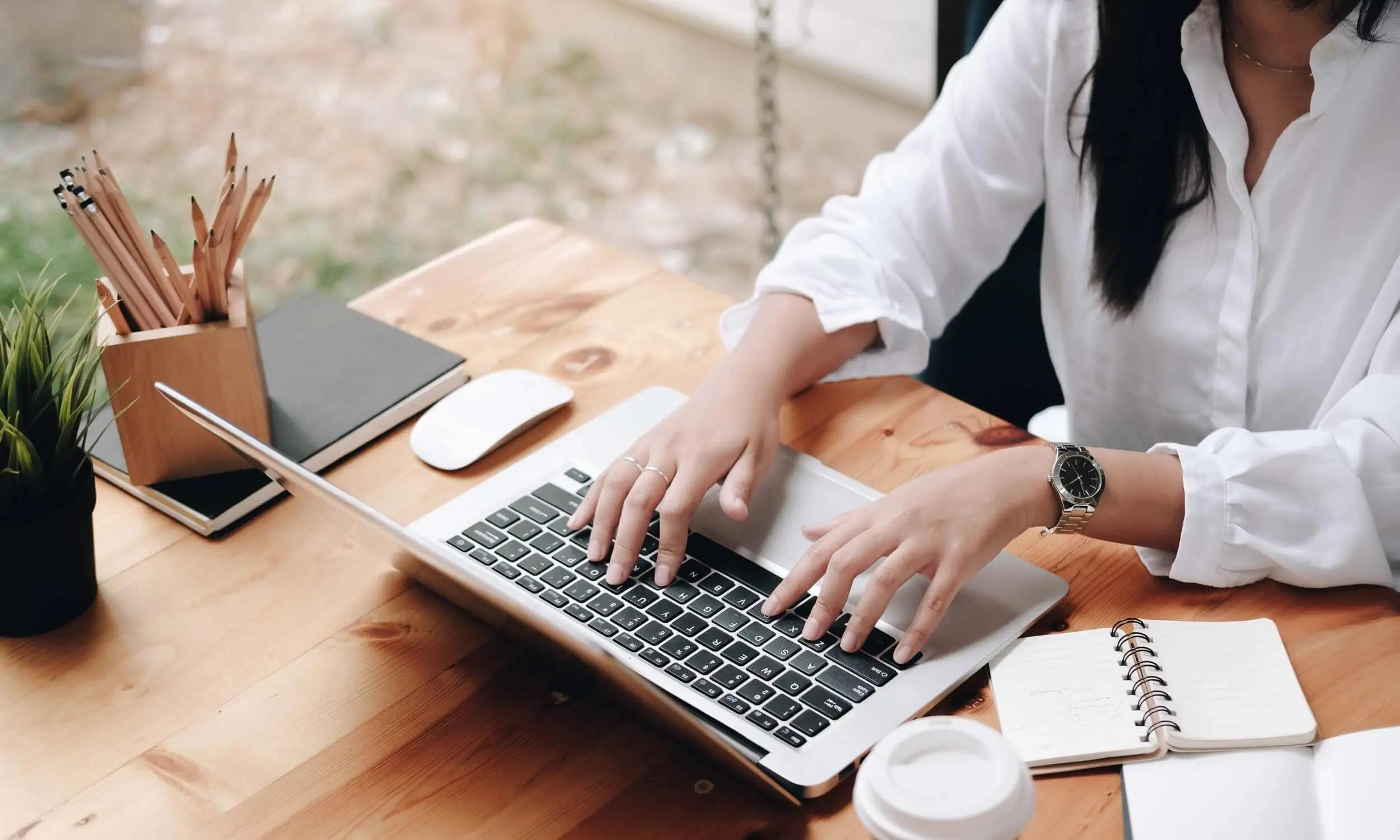 Cómo contratar luz barata online para tu empresa