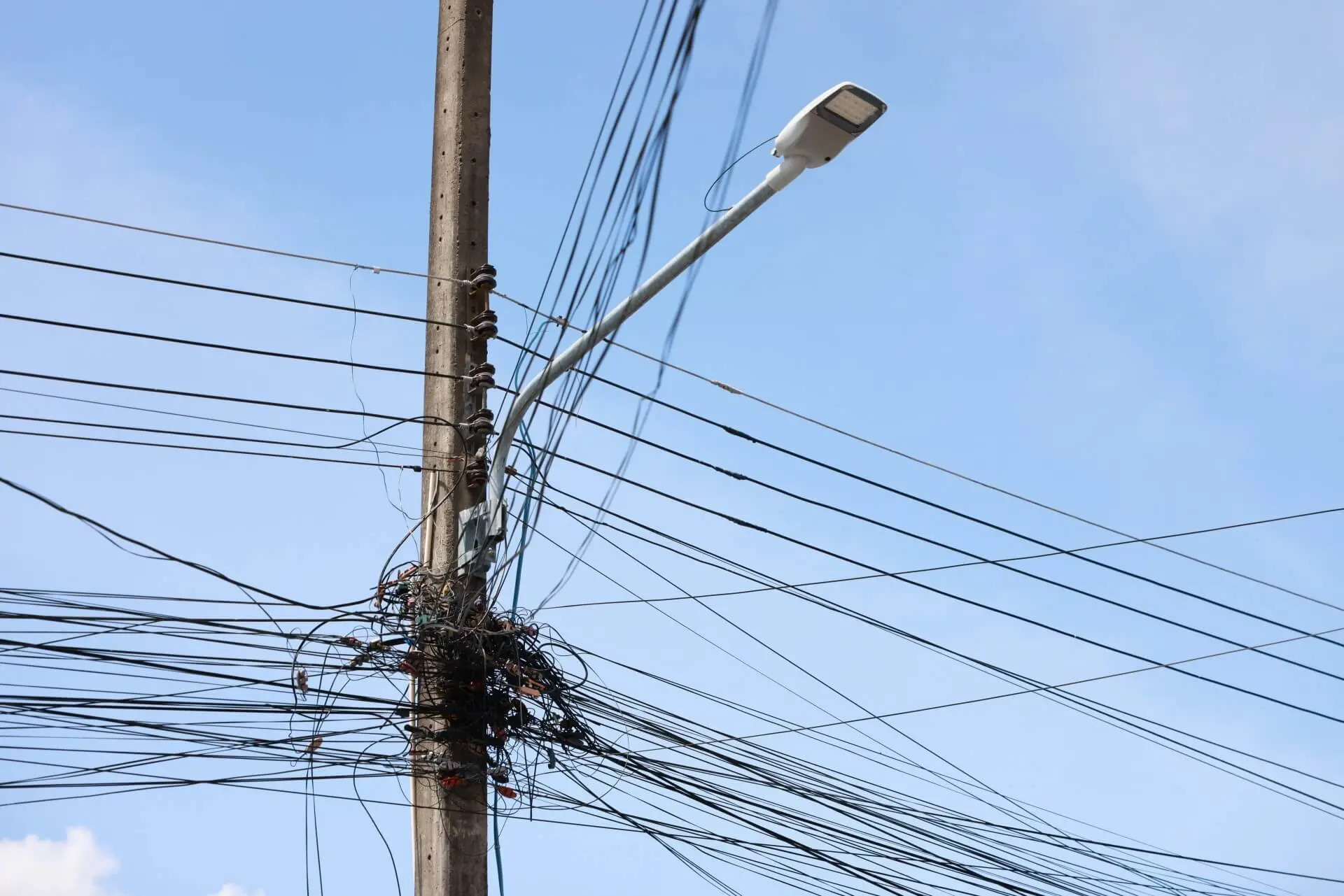 Enganches ilegales de luz: cómo denunciarlos y multas