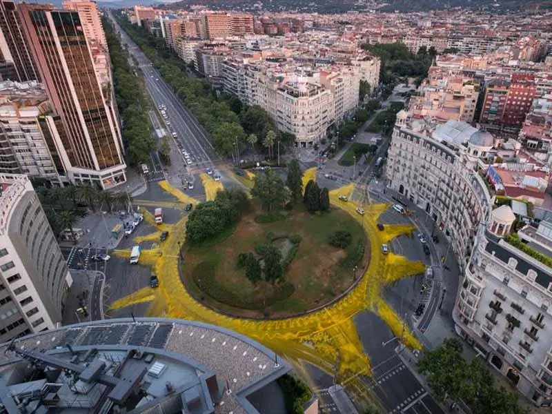 GreenPeace pinta un gran sol en el centro de Barcelona