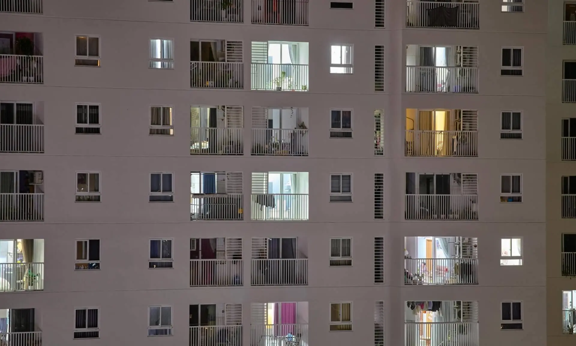 ¿Cómo funciona la tarifa nocturna de la luz y a qué empresas le sale rentable?