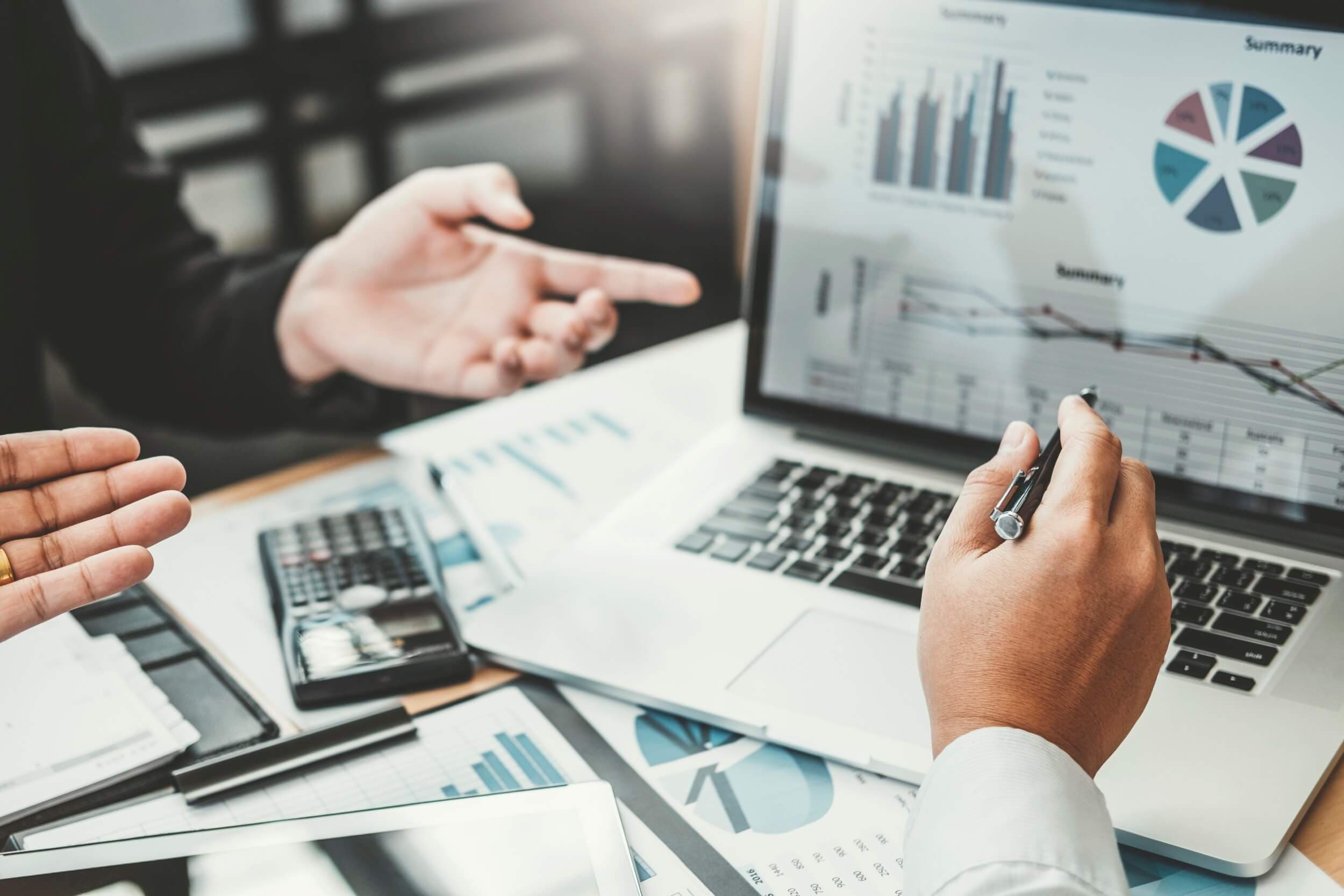 Ajustar a potência contratada menos custos fixos mais eficiência